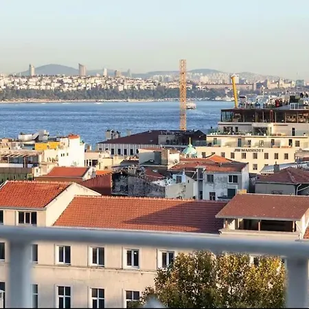 Historic Elegance With A Bosphorus Gaze דירה
